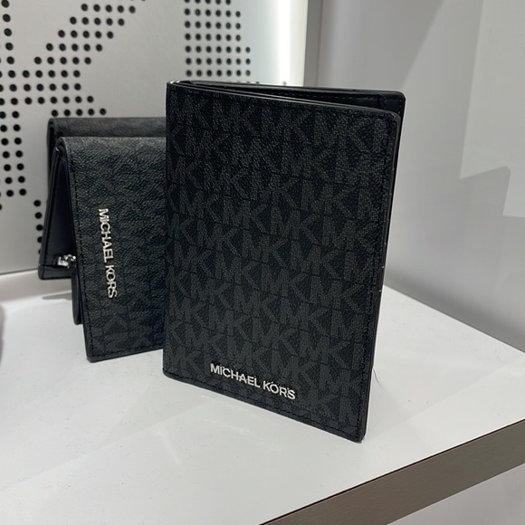 Michael Kors Jet Set Travel Passport Wallet
Black Signature/Silver-Tone Hardware - Picture 12 of 16